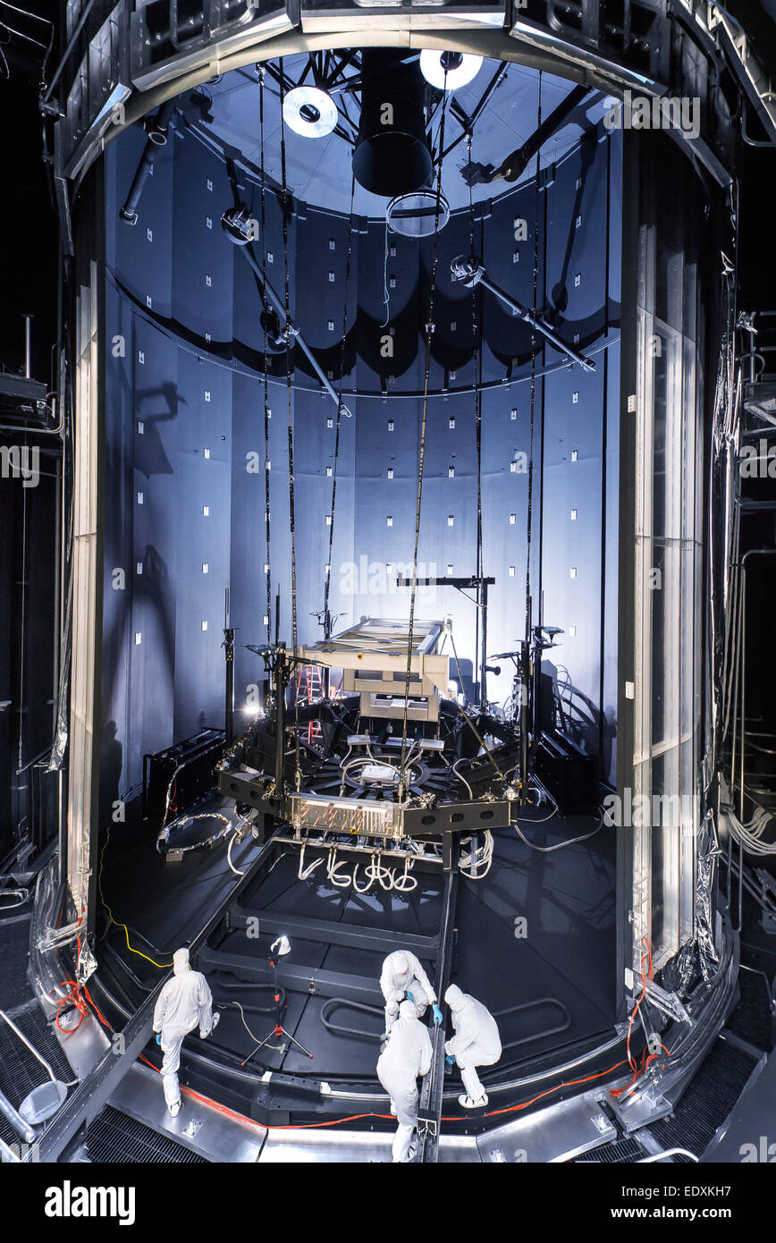 Lo spazio della camera di simulazione preparato per il test telescopio Webb Foto Stock