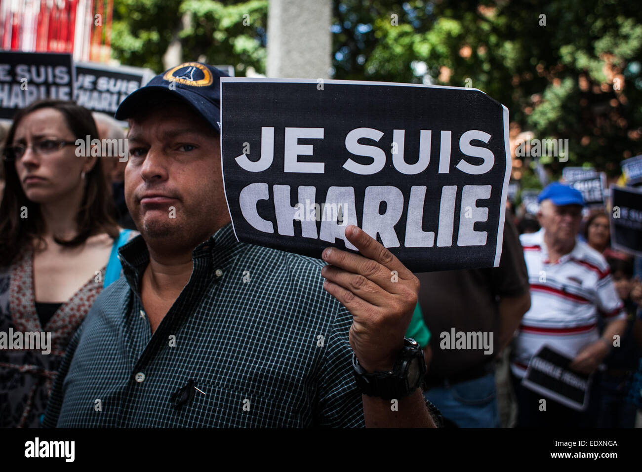 Caracas, Venezuela. Xi gen, 2015. Un uomo che tiene un cartello durante un rally in onore del 17 vittime uccise durante i tre giorni micidiali attacchi terroristici in Francia, nella parte anteriore del francese Ambassy a Caracas, Venezuela, il 11 gennaio 2015. © Boris Vergara/Xinhua/Alamy Live News Foto Stock