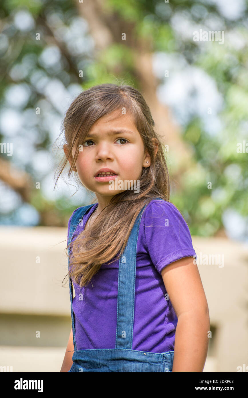 Bambina guardando a distanza con un occhiata interessata sulla sua faccia. Foto Stock