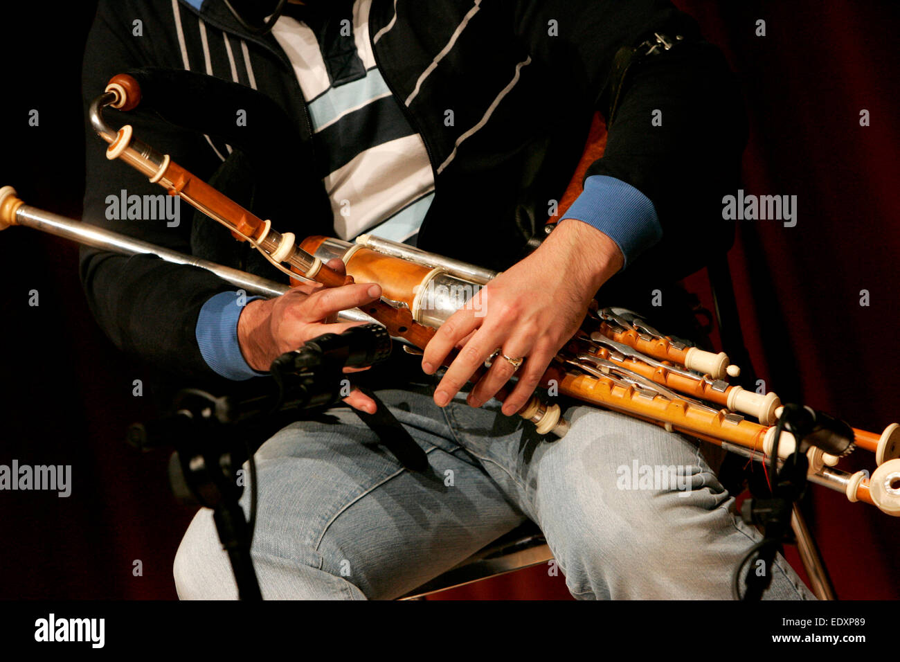 L'uomo gioca uilleann pipes a un tradizionale irish folk evento Foto Stock