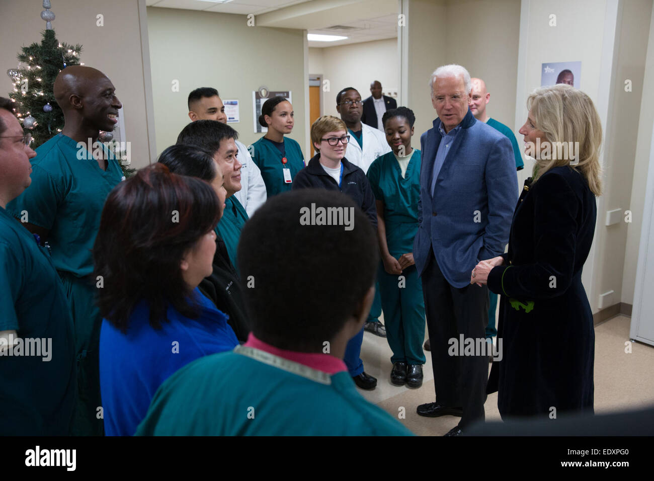 Vice presidente Joe Biden e il dottor Jill Biden grazie a medici e infermieri durante un giorno di Natale visita a Walter Reed Militare Nazionale Medical Center di Bethesda, Maryland, 25 dicembre, 2014. Foto Stock