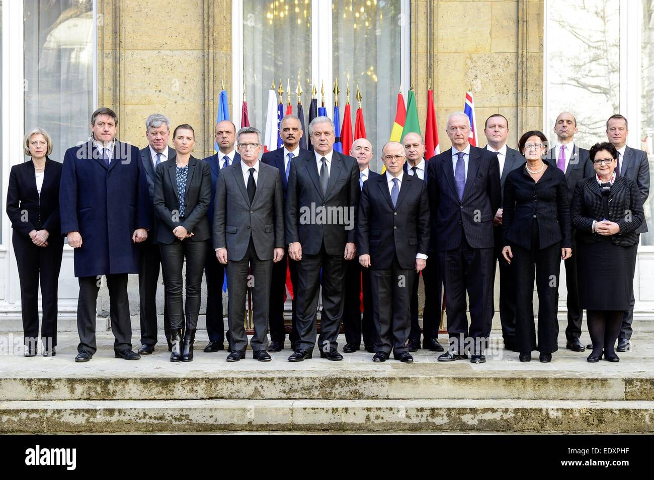 Parigi. Xi gen, 2015. Foto fornita dal francese del Ministero dell'interno mostra i partecipanti pongono per foto di famiglia in occasione di una riunione organizzata dal Ministero degli interni francese Bernard Cazeneuve, durante la quale 11 interno europeo i ministri si sono riuniti per discutere le misure per approfondire la cooperazione per prevenire attacchi futuri, a Parigi, Francia, 11 gennaio 2015. Un vertice sulla lotta contro l' estremismo violento" si terrà a Washington D. C., dopo sanguinosi attacchi terroristici avvenuto a Parigi, U.S. Il procuratore generale Eric Holder ha detto qui di domenica. © Xinhua/Alamy Live News Foto Stock