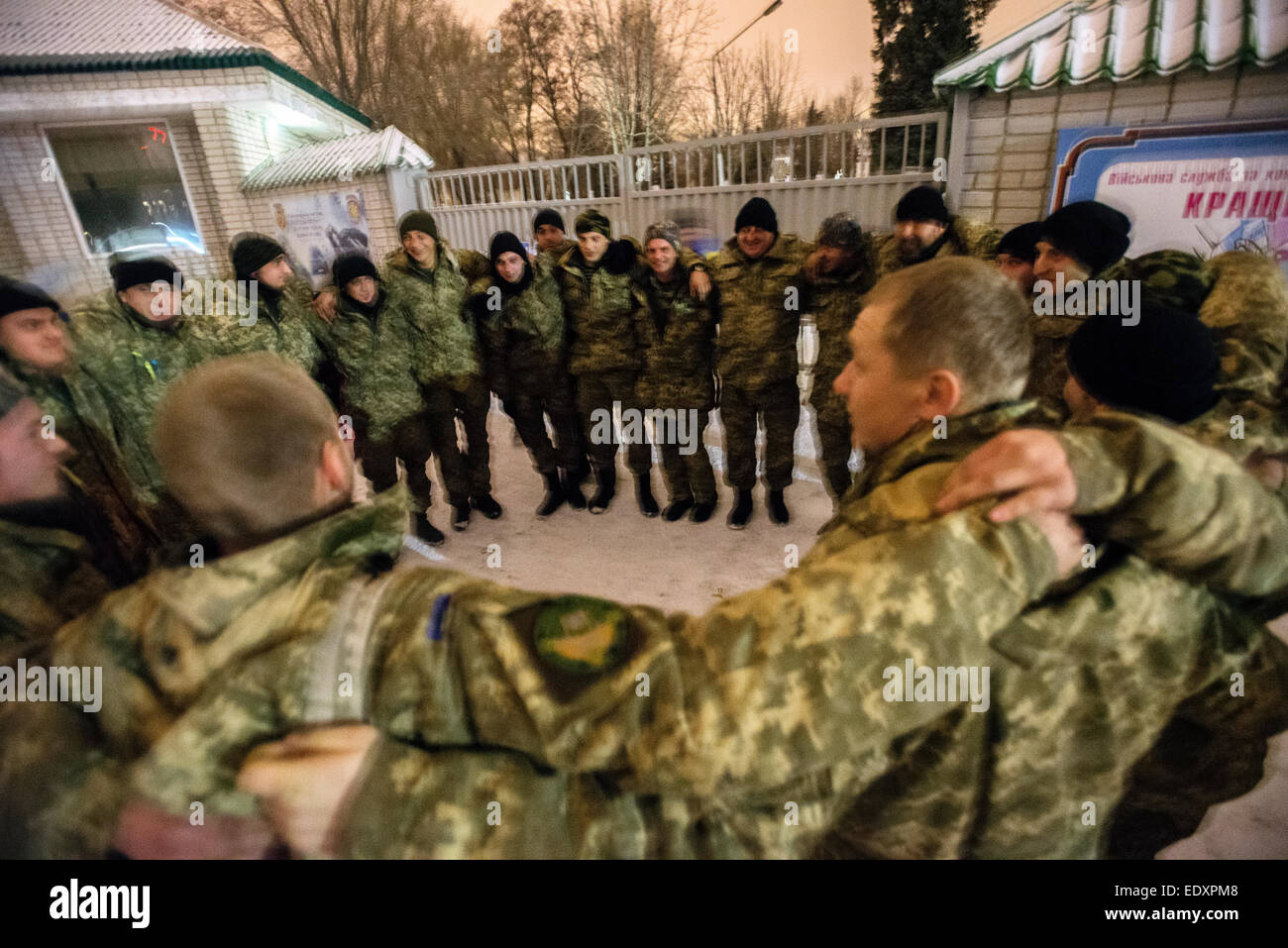 406 Gruppo di artiglieria della marina militare ucraino, precedentemente in base a Simferopol, Crimea, spostandosi in zona ATO, Zaporizhia, Ucraina Foto Stock