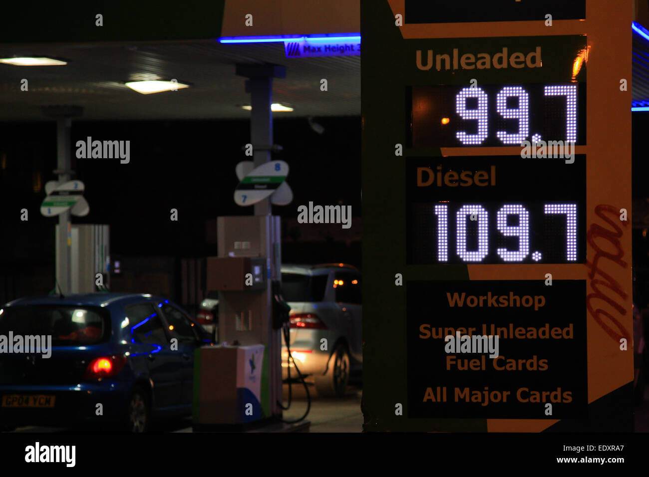Vista notturna di un Regno Unito stazione di riempimento benzina che mostra il prezzo in pence. Birmingham REGNO UNITO Foto Stock