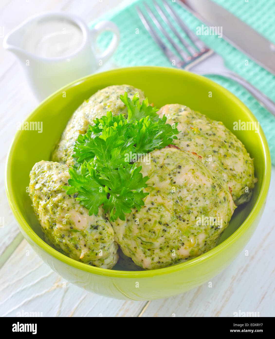 Cotolette di pollo e verdure Foto Stock