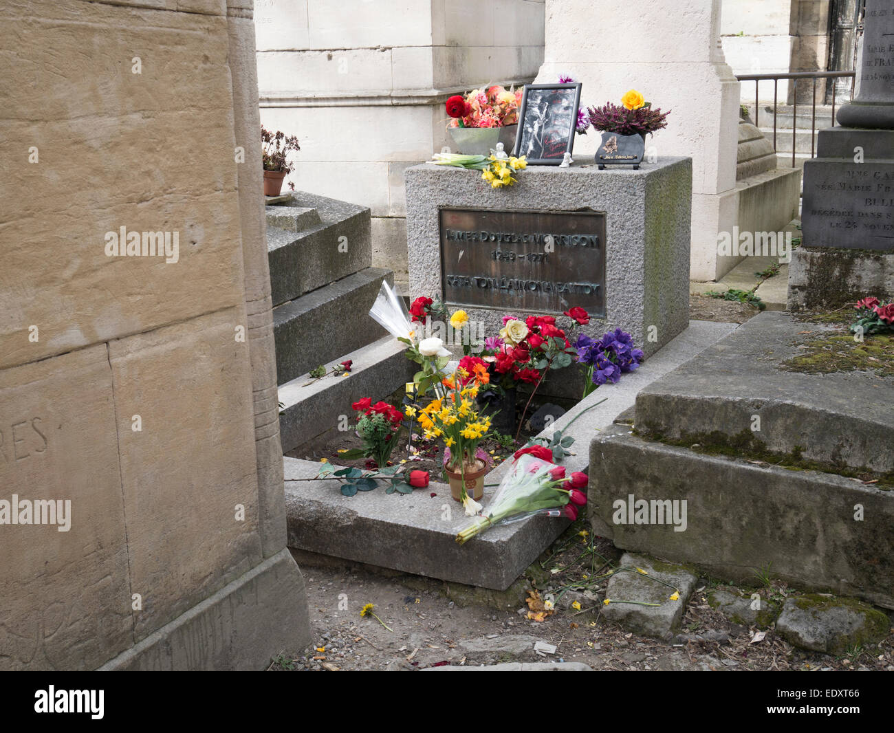 Il cantante rock alla tomba di Jim Morrison nel cimitero di Pere Lachaise Parigi Francia Foto Stock