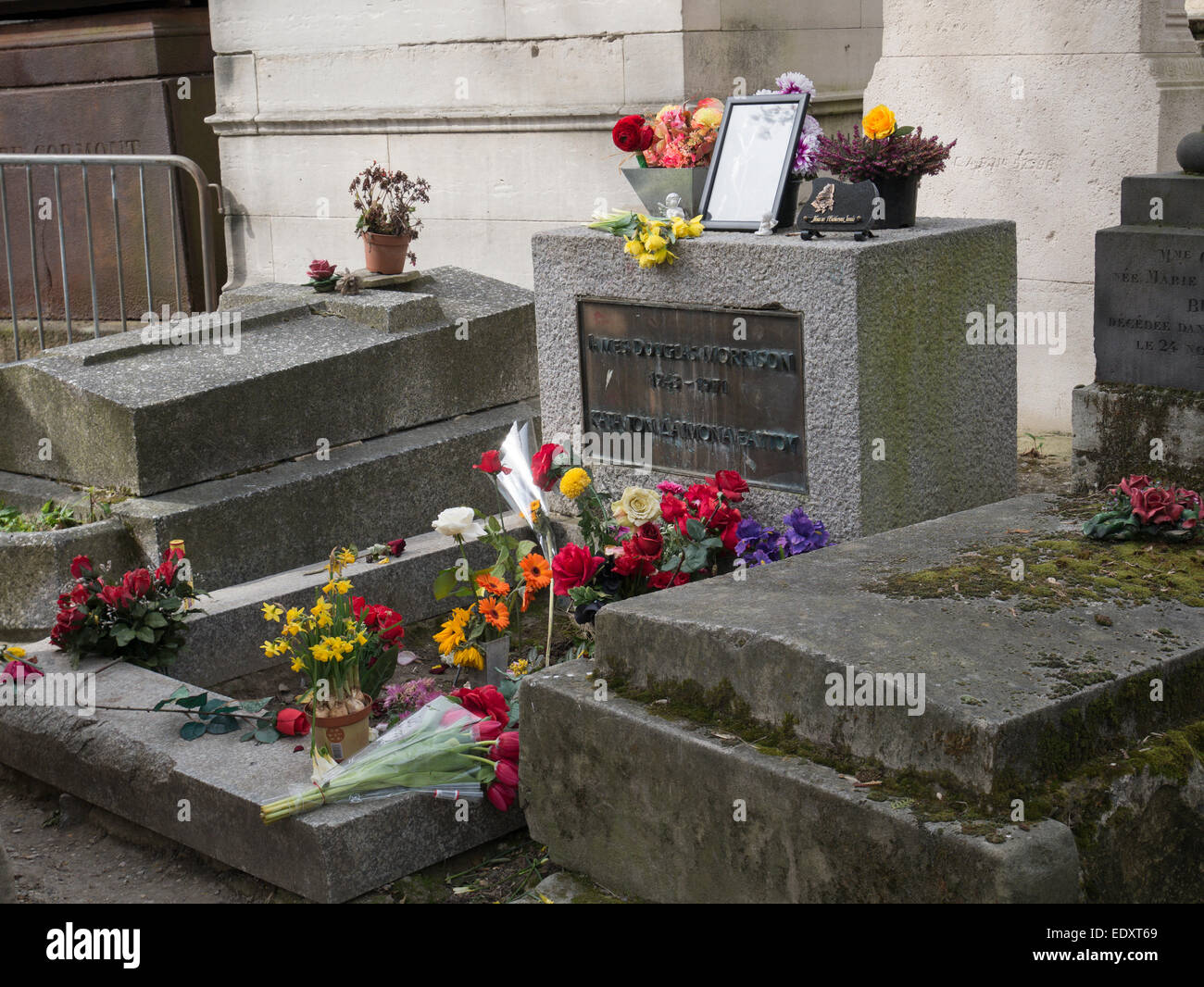 Il cantante rock alla tomba di Jim Morrison nel cimitero di Pere Lachaise Parigi Francia Foto Stock