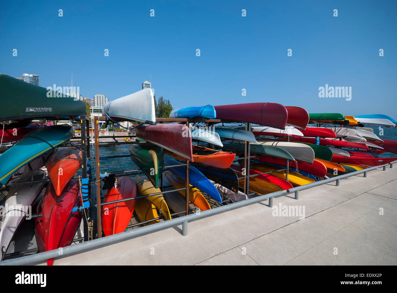 Canoe e kayak memorizzato sul molo al porto a Toronto in Canada Foto Stock