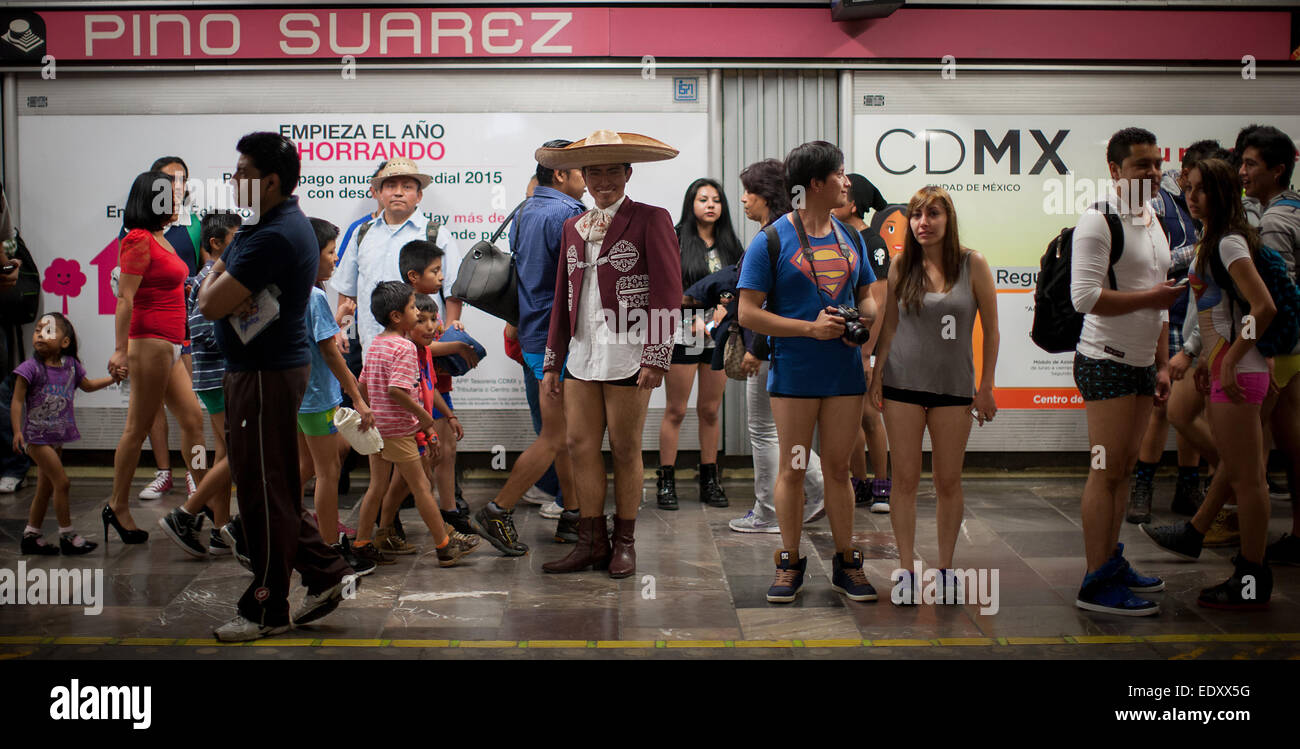 Città del Messico. Xi gen, 2015. I residenti partecipano alla manifestazione "Viaggiare senza pantaloni in metropolitana' in Città del Messico, capitale del Messico il 11 gennaio 2015. Credito: Pedro Mera/Xinhua/Alamy Live News Foto Stock