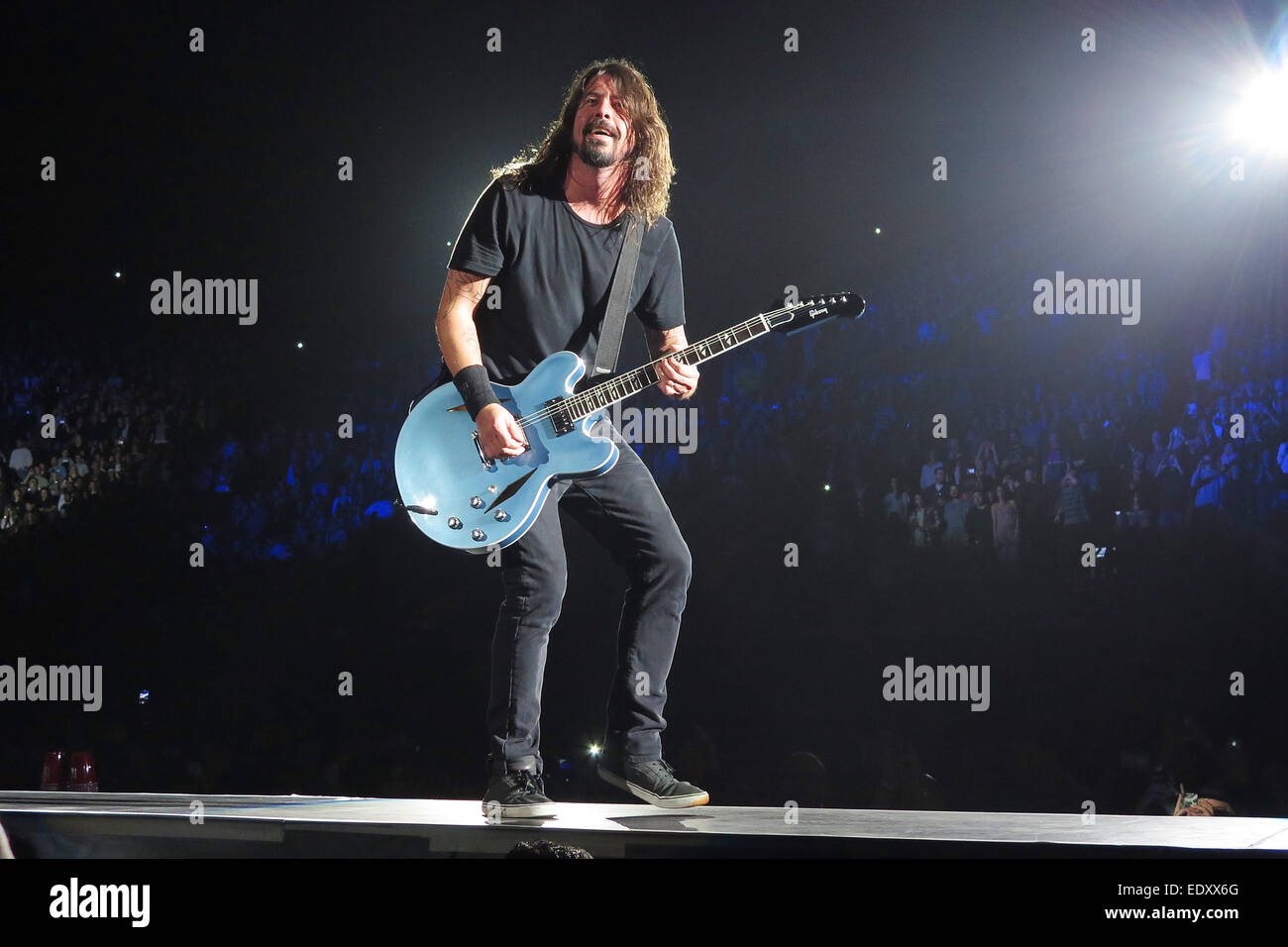 Los Angele, CA, Stati Uniti d'America. Decimo gen, 2015. Jan 10, 2015 - Los Angeles, California, Stati Uniti d'America - Dave Grohl suona durante un concerto con i Foo Fighters al Forum. La all-star jam session celebrato Grohl's 46th compleanno. © KC Alfred/ZUMA filo/Alamy Live News Foto Stock