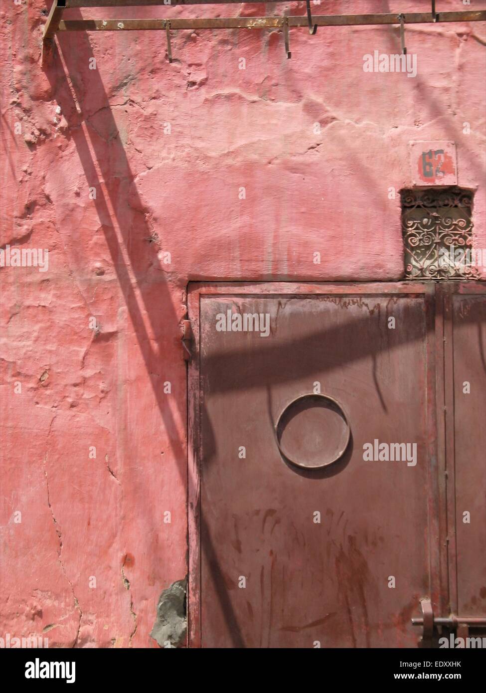 Muro e porta a Marrakech Foto Stock