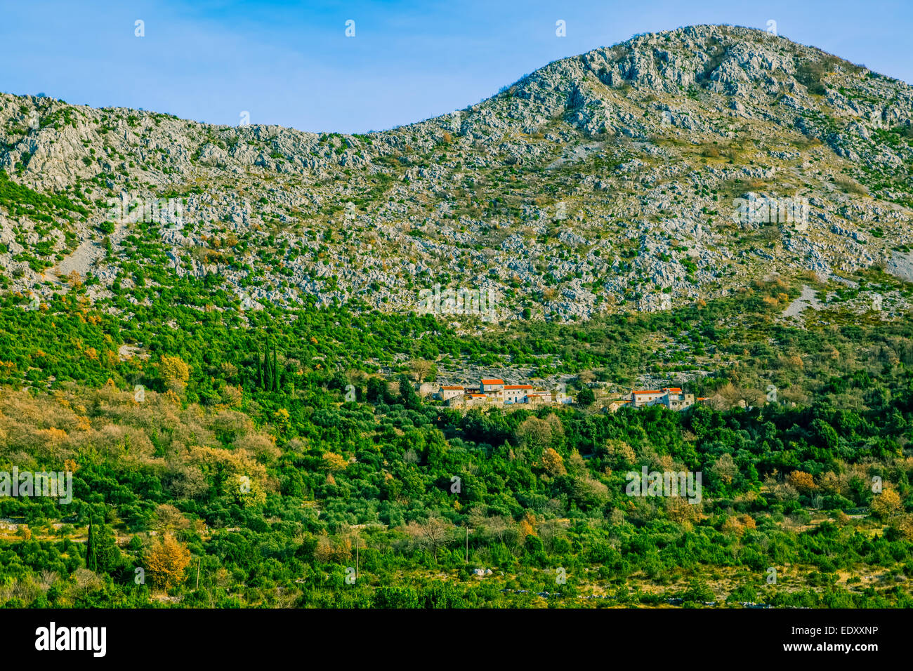 Piccolo villaggio di montagna nel entroterra dalmata, d'inverno. Foto Stock