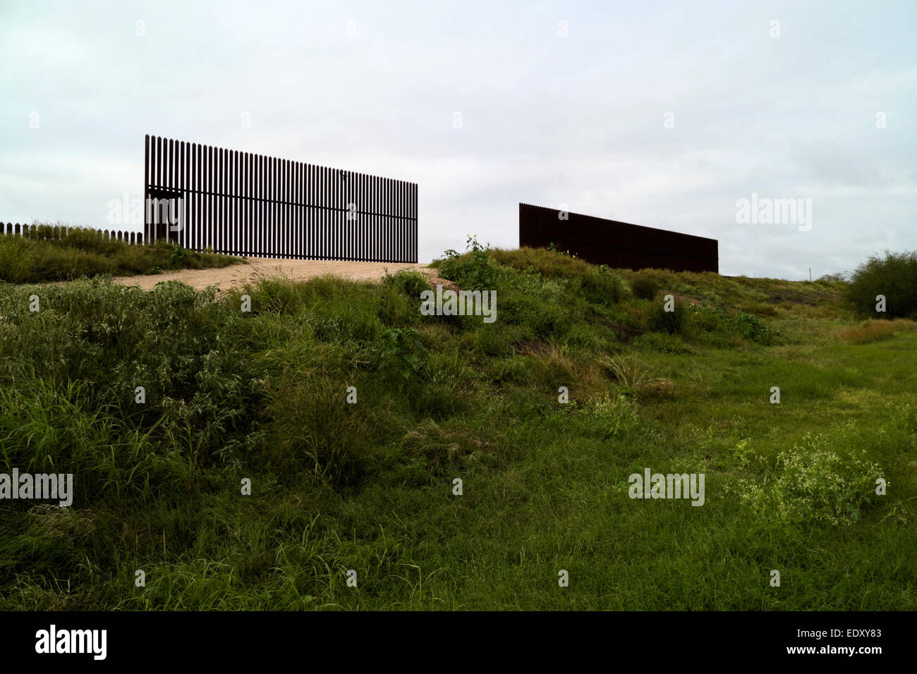 Texas/Messico recinzione di confine vicino al fiume Rio Grande appena fuori il paese di Abramo, Texas. Foto Stock