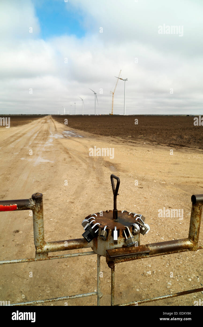 Un generatore eolico farm essendo costruita sul Ranch LaBrisa appena a nord di LaGrulla, Texas nei pressi del Fiume Rio Grande. Foto Stock