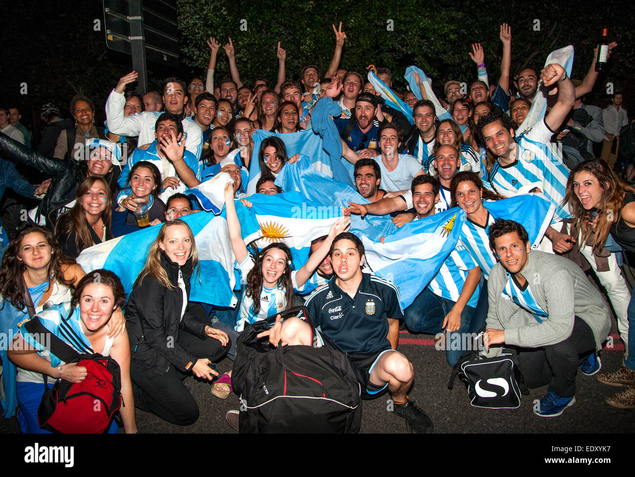 Gli argentini spillar fuori sulla strada a Londra per celebrare la vittoria sui Paesi Bassi nella Coppa del Mondo di semi-finale. Dotato di: Argentina ventole,fan Argentini,i tifosi di calcio,Argentina fan a Londra,l'atmosfera,vista in cui: Londra, Regno Unito quando: Foto Stock