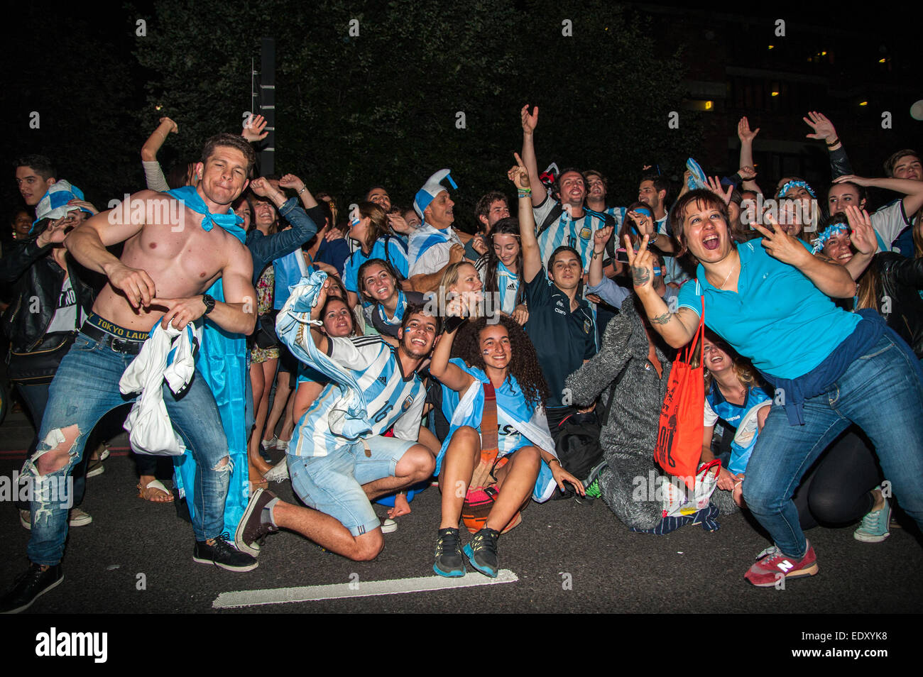 Gli argentini spillar fuori sulla strada a Londra per celebrare la vittoria sui Paesi Bassi nella Coppa del Mondo di semi-finale. Dotato di: Argentina ventole,fan Argentini,i tifosi di calcio,Argentina fan a Londra,l'atmosfera,vista in cui: Londra, Regno Unito quando: Foto Stock