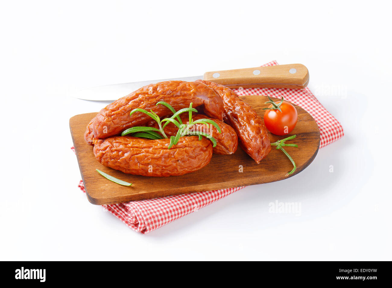 Kielbasa Mysliwska - leggermente affumicato e asciugato il polacco salsicce con pelle rugosa Foto Stock