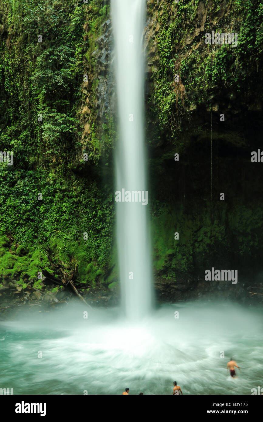 I turisti a nuotare in una cascata nei pressi di La Fortuna, Costa Rica. Foto Stock