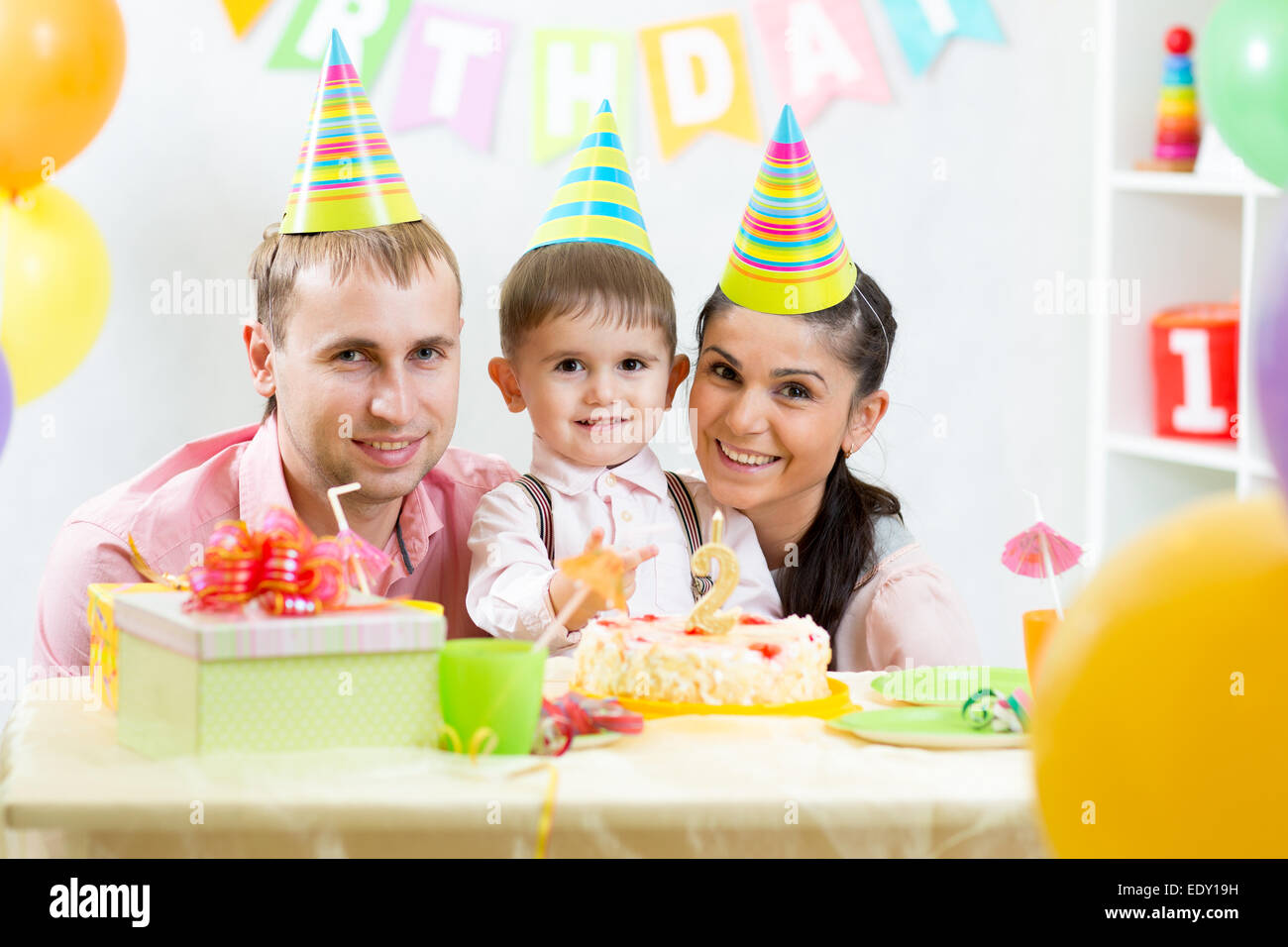 Genitori felici festeggia il compleanno del figlio di capretto Foto Stock