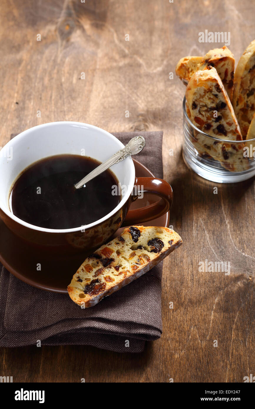 Caffè e biscotti sulle schede, cibo Foto Stock