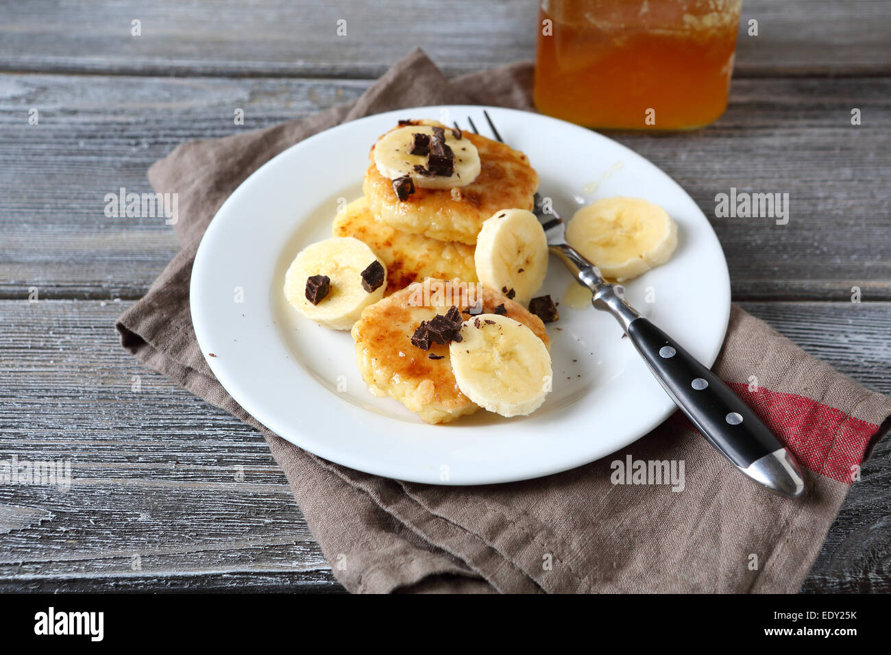 Cagliata pancake su una piastra con le banane, cibo Foto Stock