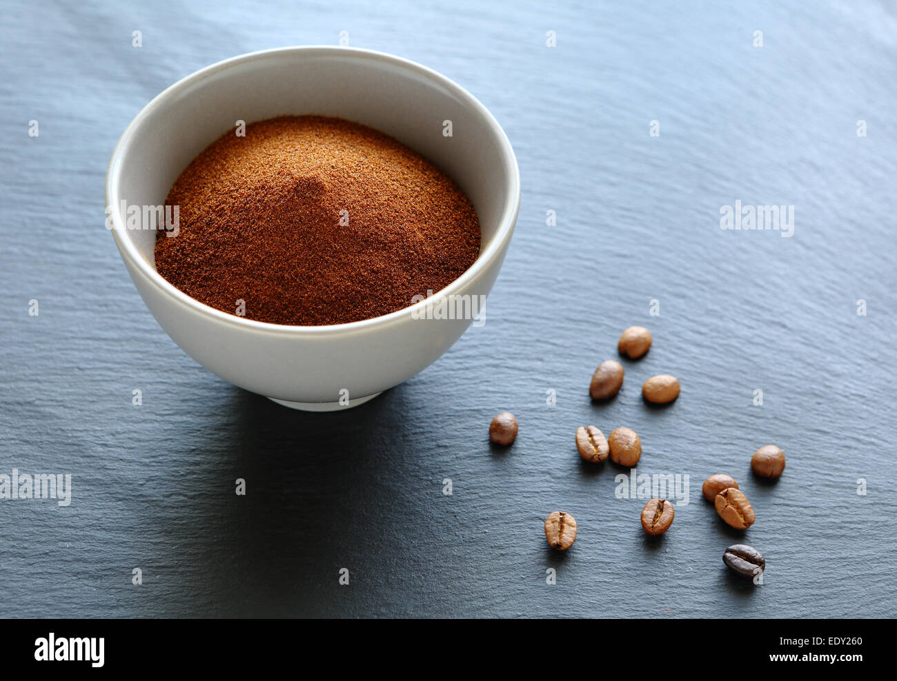 Il caffè macinato in una ciotola, sfondo ardesia Foto Stock