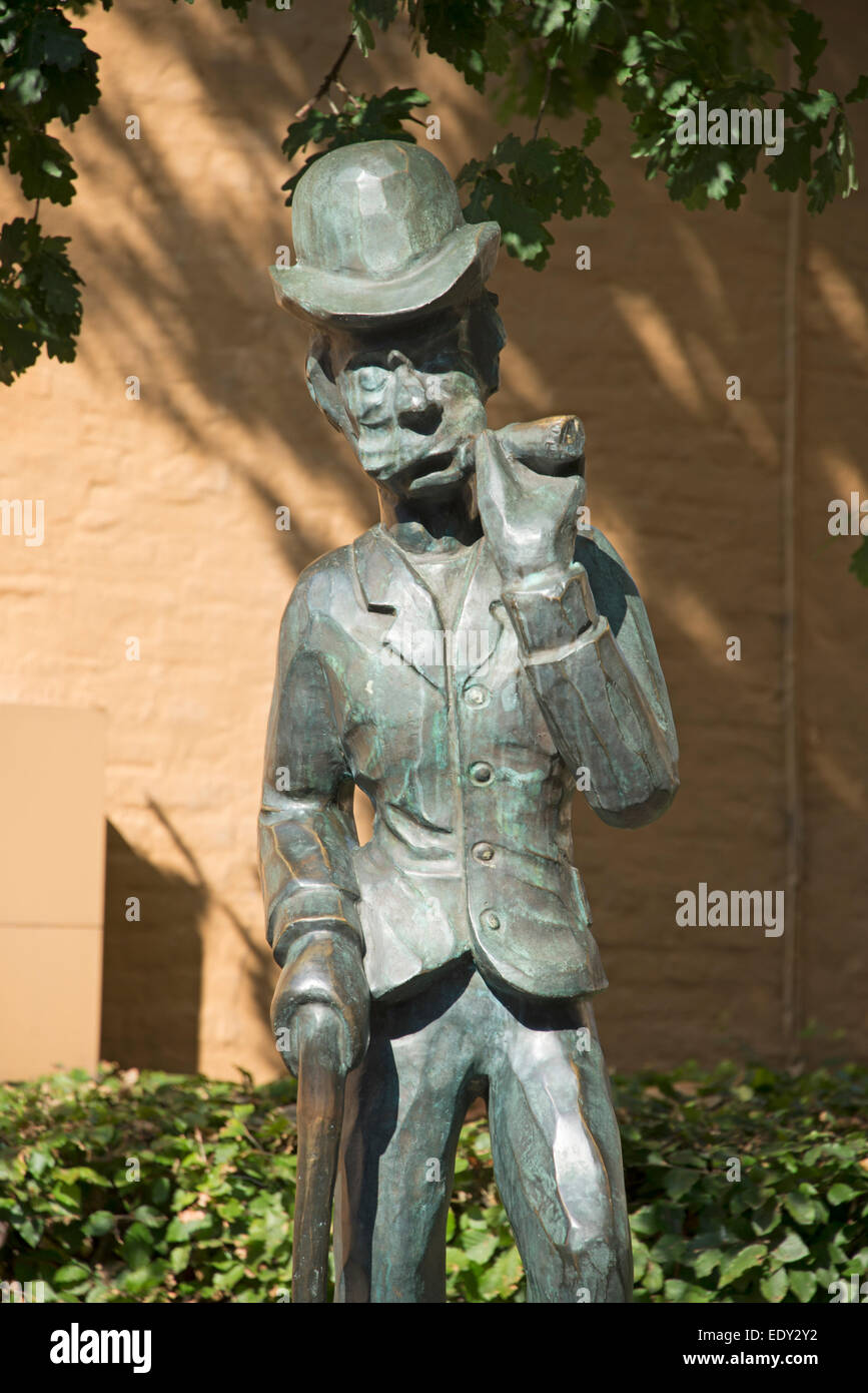 Una statua comica di Lodvig in Adelgade a Ebeltoft in Danimarca. Ludvig è stato l'apprendista del farmacista nel 1900. Ha fantasiato Foto Stock