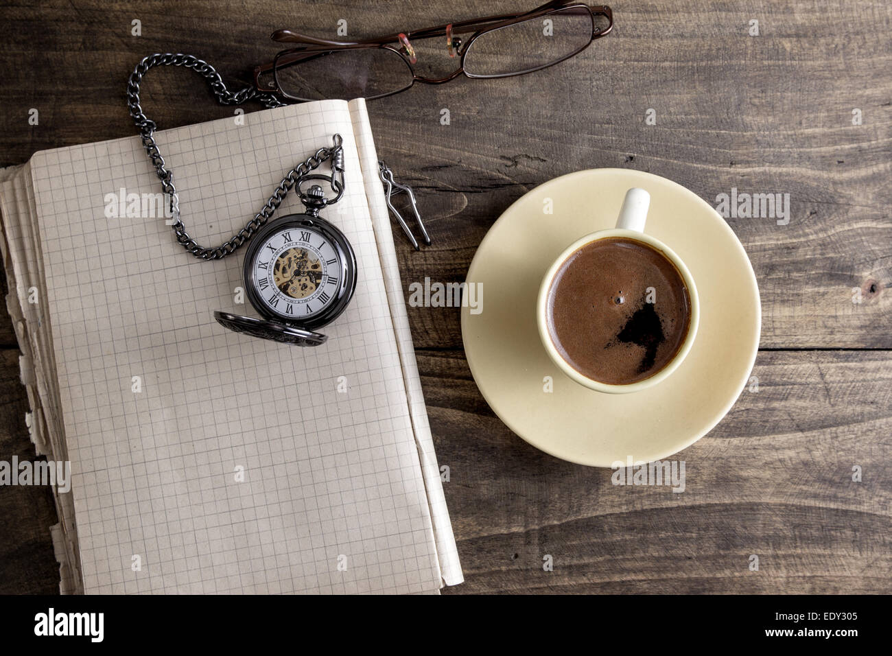 Vintage orologio da tasca con tazza di caffè sul vecchio libro da sopra Foto Stock