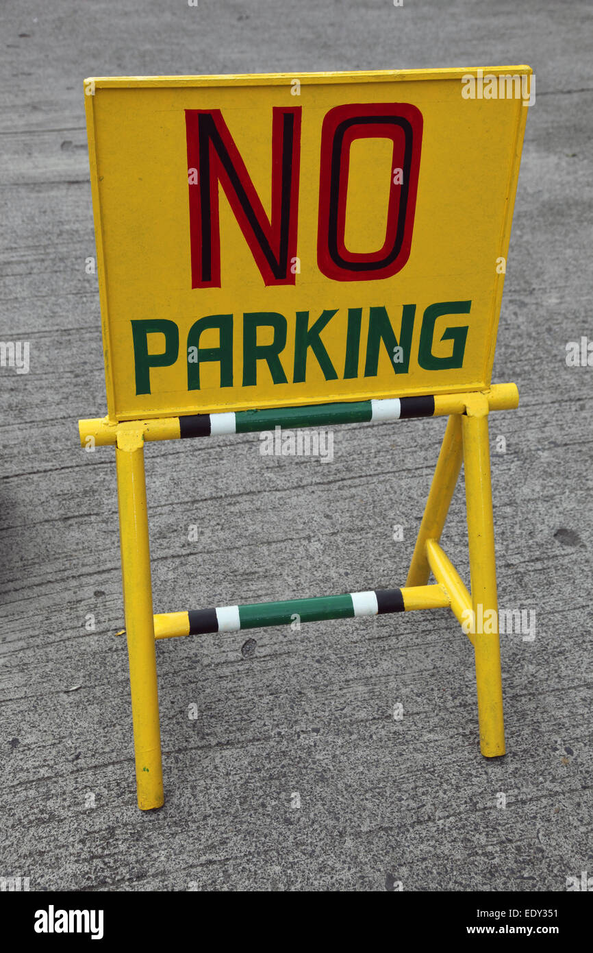 Nessun parcheggio cartello stradale vietato parcheggiare auto Yellow Out Foto Stock