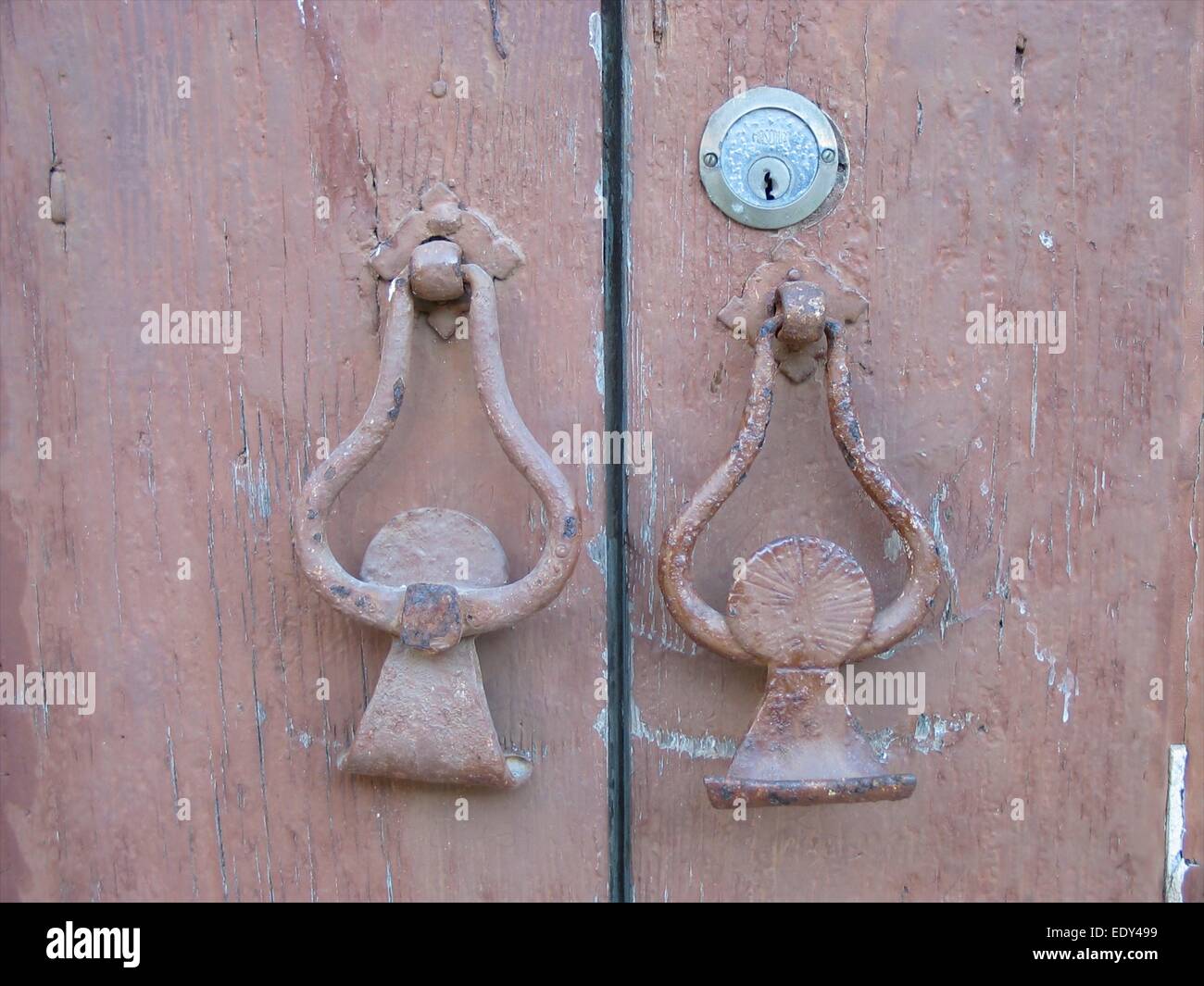 Vecchie maniglie delle porte a Olhao, Algarve, Portogallo. Foto Stock