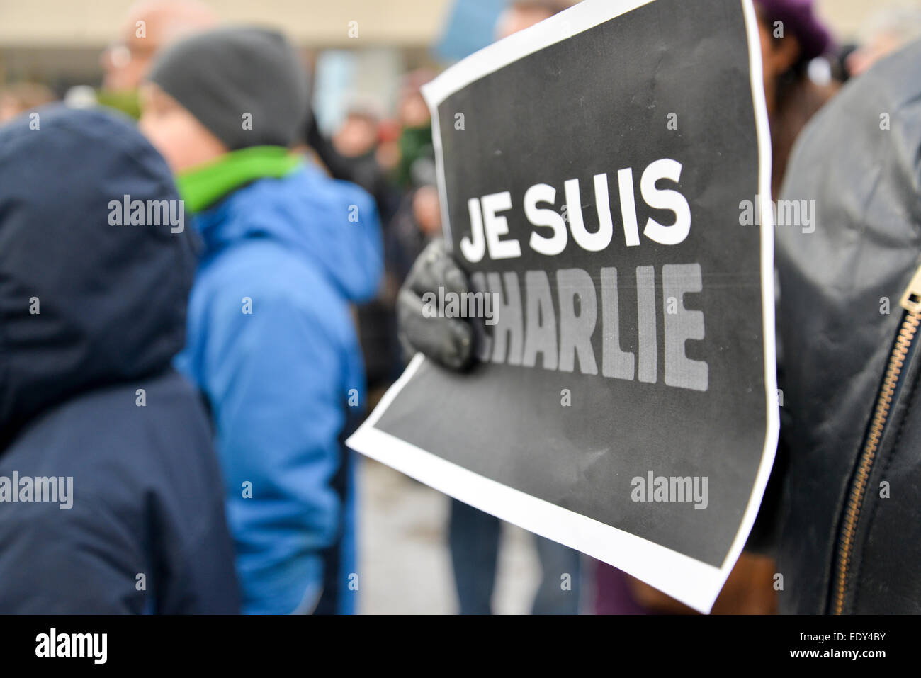 Toronto, Ontario, Canada. 11 gennaio, 2015. Centinaia di Torontonians fatta convergere su Nathan Philips Square domenica pomeriggio per aggiungere le loro voci per una rete di manifestazioni concomitanti andando su nelle principali città di tutto il Canada e in tutto il mondo per ricordare le vittime della scorsa settimana la violenza estremista di Parigi. Credito: Nisarg Lakhmani/Alamy Live News Foto Stock