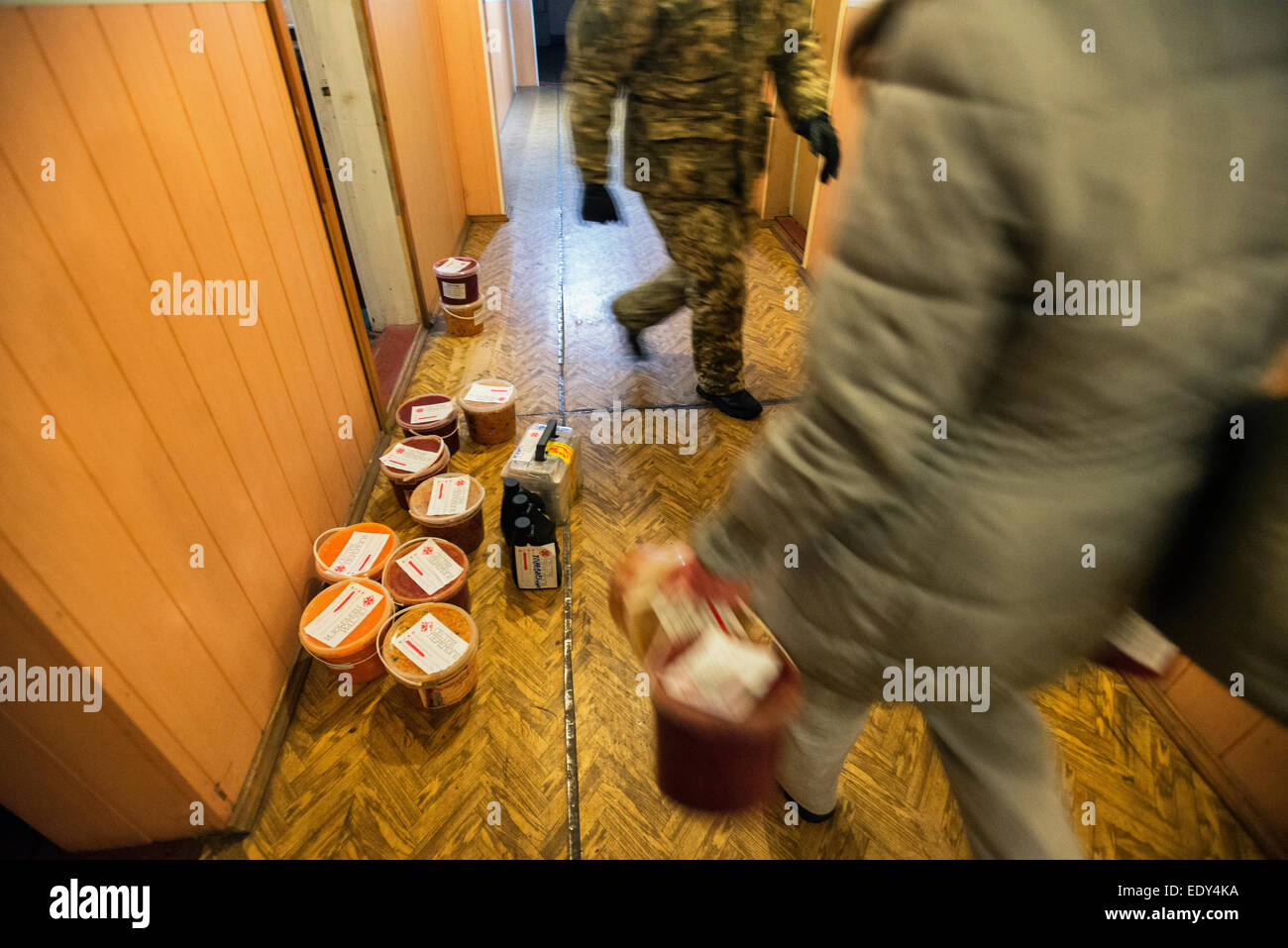 Gruppo di volontari vittoria sorelle offre cibo concentrato per i militari del 55 Brigata di Artiglieria a Donetsk regione Foto Stock