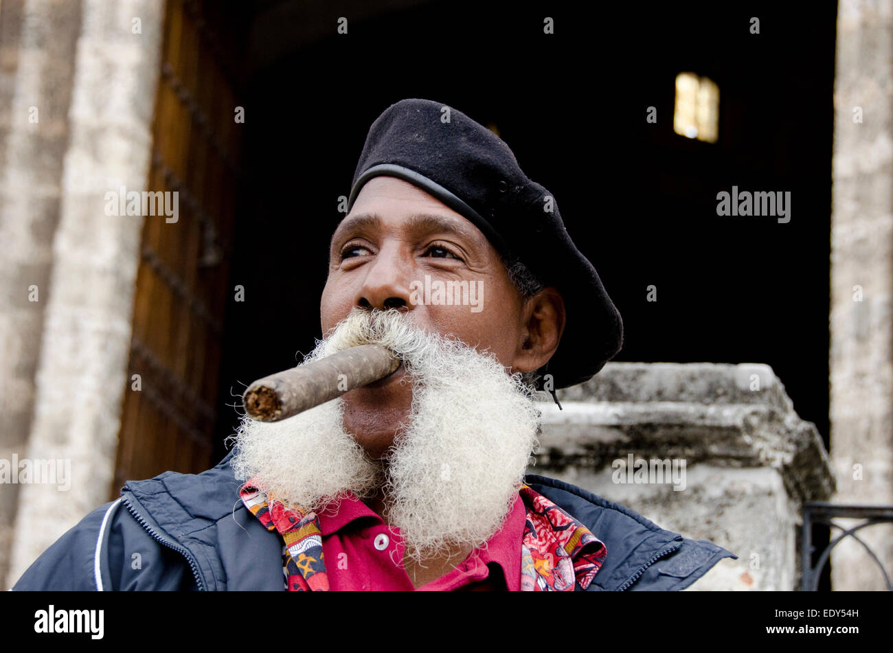 L'uomo cubano fuma un sigaro grande a l'Avana, Cuba Foto Stock