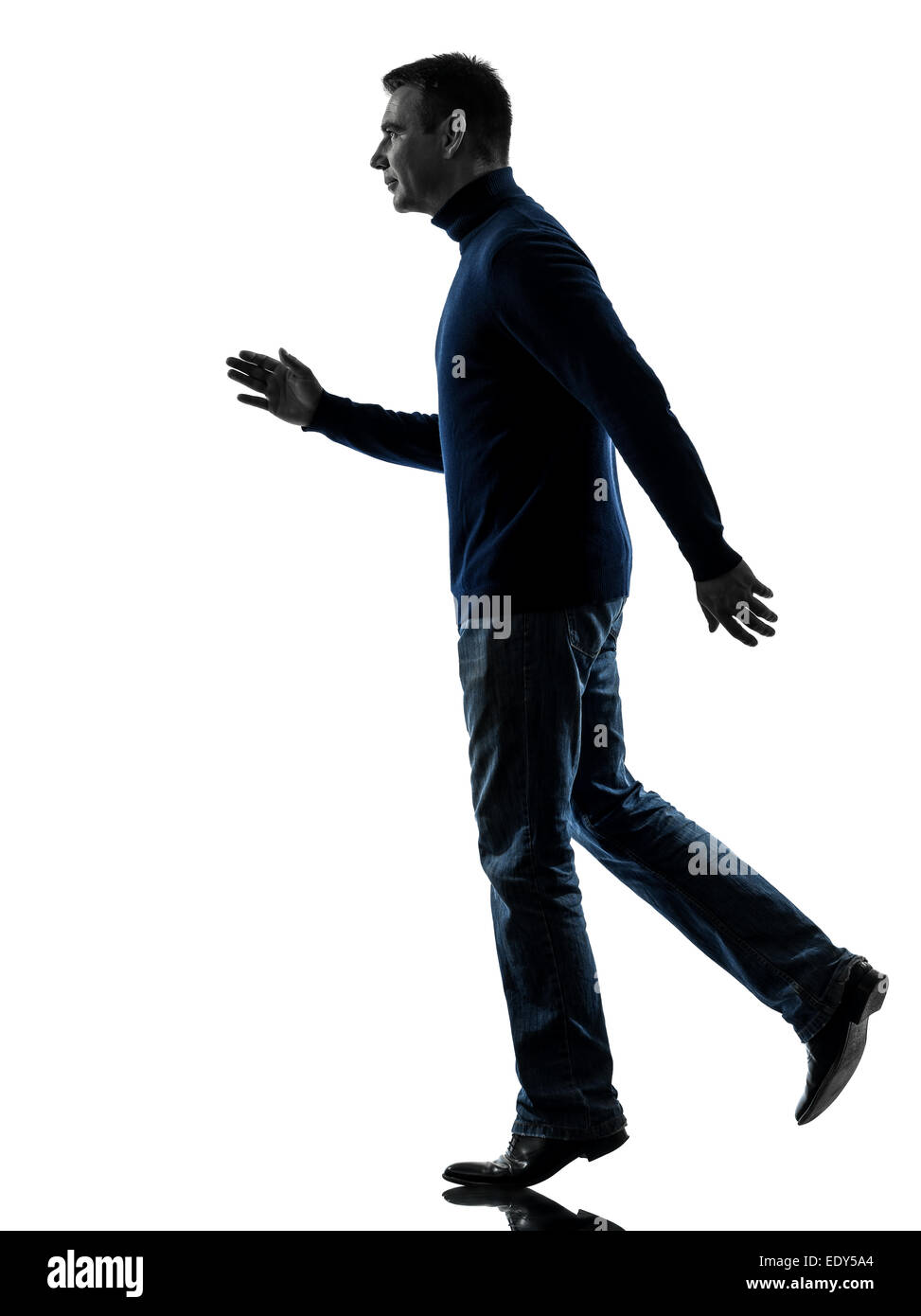 Un uomo a piedi vista laterale per tutta la lunghezza in silhouette studio isolato su sfondo bianco Foto Stock