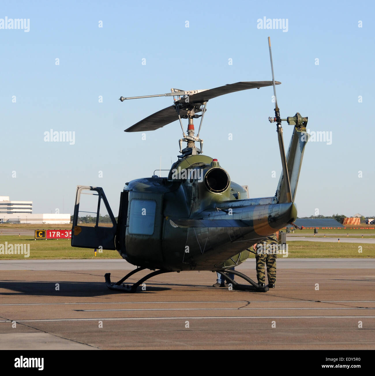 Guerra del Vietnam era elicottero sul terreno vista posteriore UH-1 Huey Foto Stock