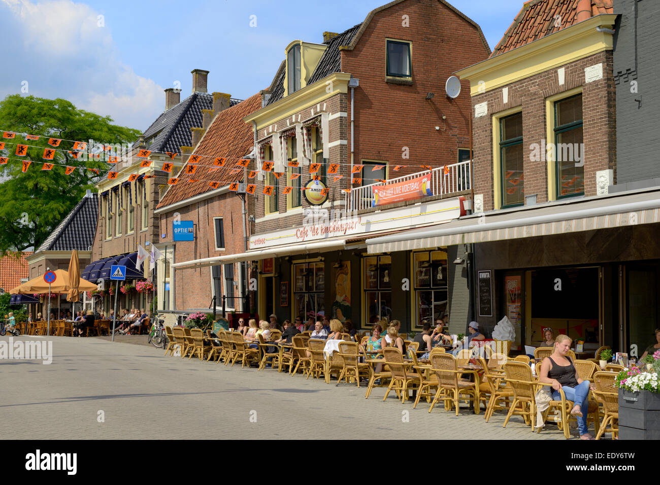 Alfresco cafes, Melkmarkt, Enkhuizen, North Holland, Paesi Bassi, Europa Foto Stock
