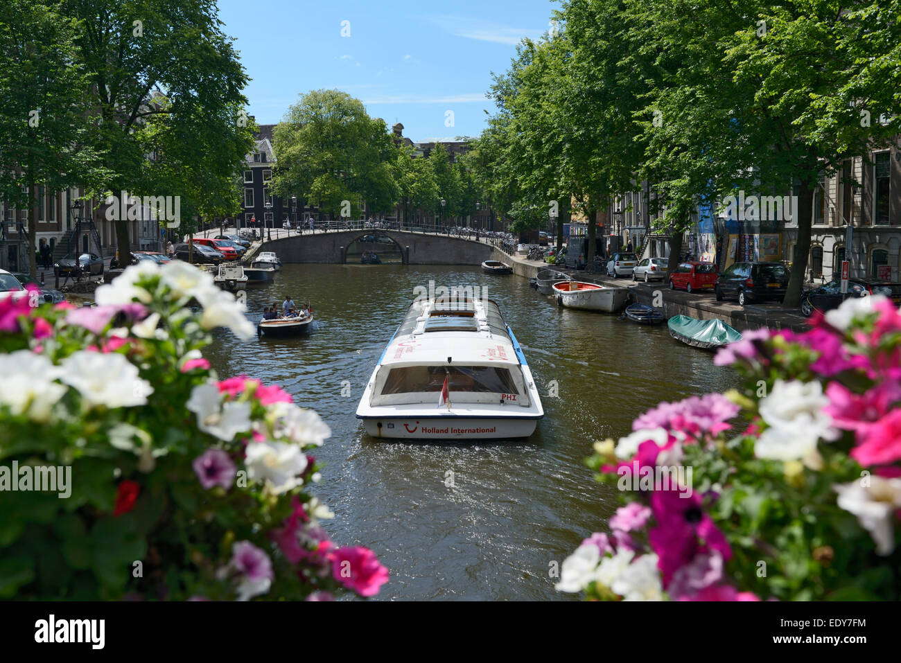 Gita in barca sul canale, visti da un ponte, Utrechtsestraat, Amsterdam, Olanda Settentrionale, Paesi Bassi, Europa Foto Stock