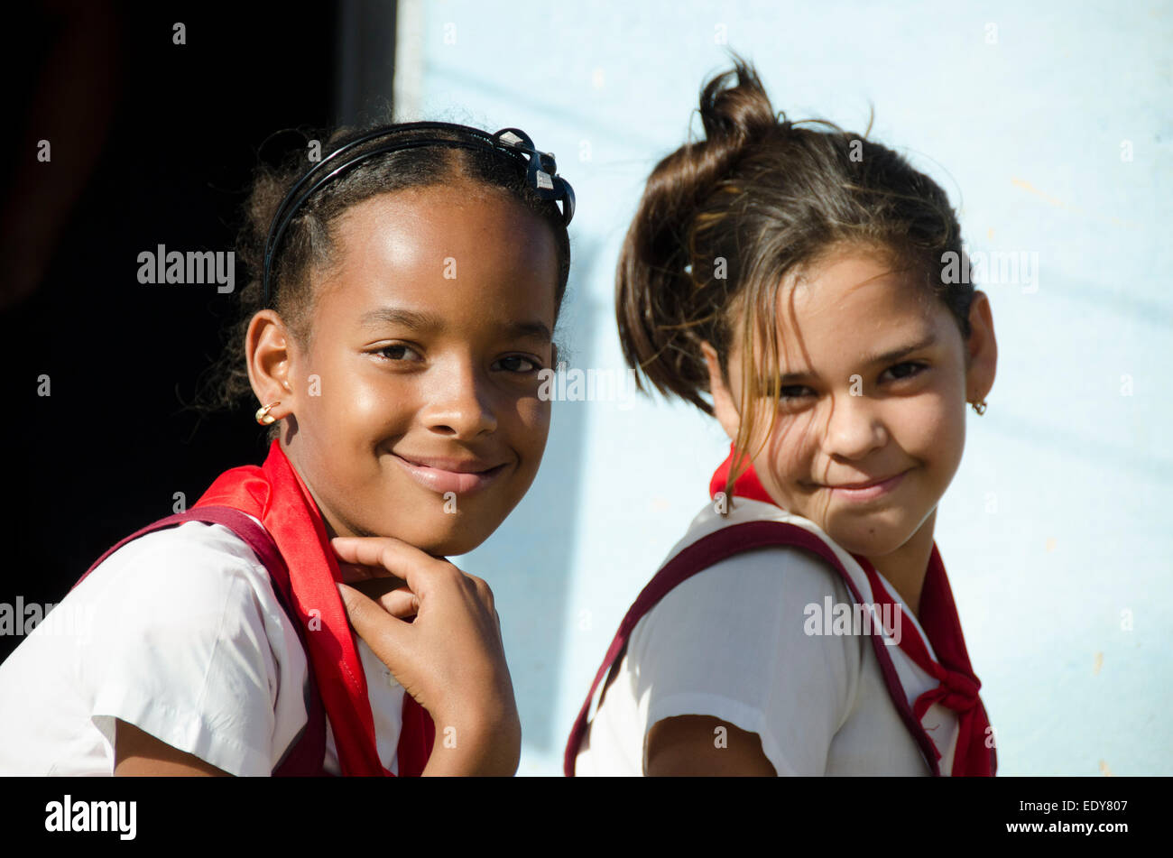 Ragazze che giocano nel parco locale di Havana, Cuba Foto Stock