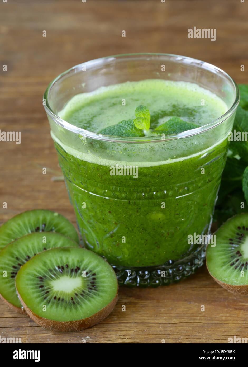 Fresco succo verde kiwi e menta in un bicchiere Foto Stock