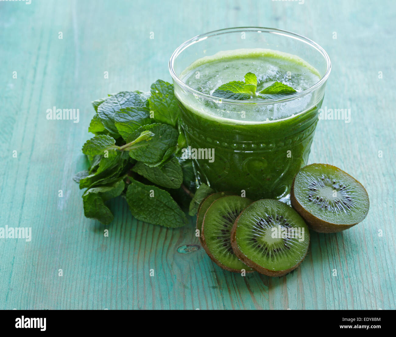 Fresco succo verde kiwi e menta in un bicchiere Foto Stock