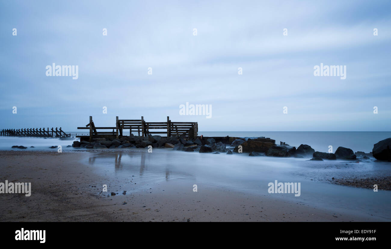 Mare difese a Happisburgh Beach, Norfolk, Inghilterra, Regno Unito Foto Stock