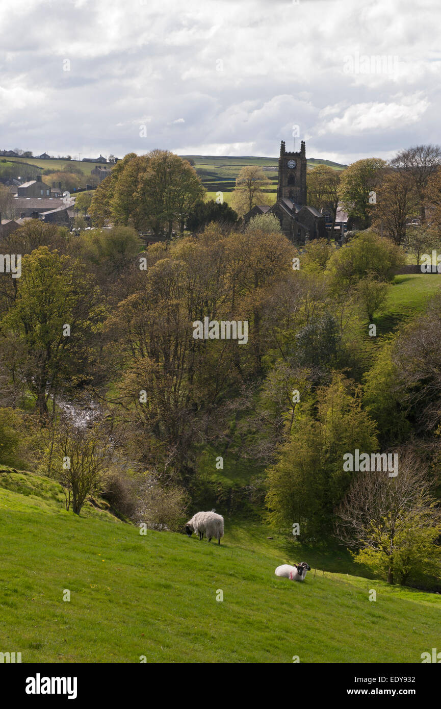 Sunny alta vista sulle case, chiesa torre & flusso nella cofanatura village, una piccola comunità in scenic paesaggio rurale - North Yorkshire, Inghilterra, Regno Unito. Foto Stock