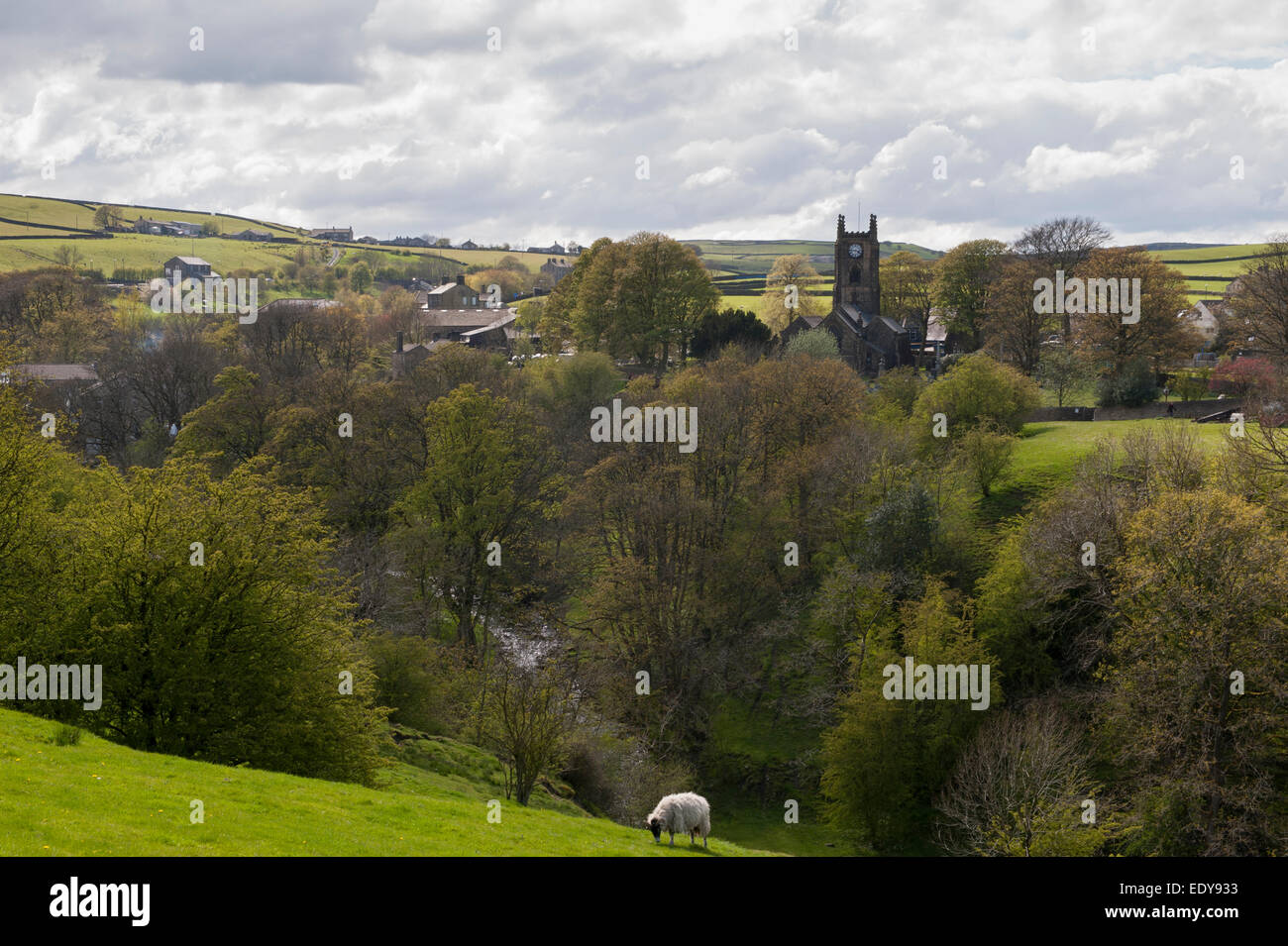 Sunny alta vista sulle case, chiesa torre & flusso nella cofanatura village, una piccola comunità in scenic paesaggio rurale - North Yorkshire, Inghilterra, Regno Unito. Foto Stock