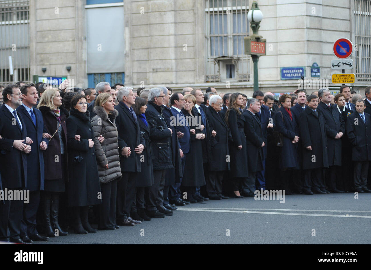 Parigi, Francia. Xi gen, 2015. Decine di leader politici di tutto il mondo tra cui musulmani ed ebrei statisti bracci collegati portando centinaia di migliaia di cittadini francesi in un inedito marzo sotto protezione alta per rendere omaggio alle vittime del militante islamista attacchi. Il presidente François Hollande e i capi di Stato e di governo di Germania, Italia, Israele, Turchia, Gran Bretagna e nei territori palestinesi, tra gli altri, spostato fuori dalla centrale di Place de la Republique davanti a un mare di francesi e altri flag. © Aristidis Vafeiadakis/ZUMA filo/Alamy Live News Foto Stock