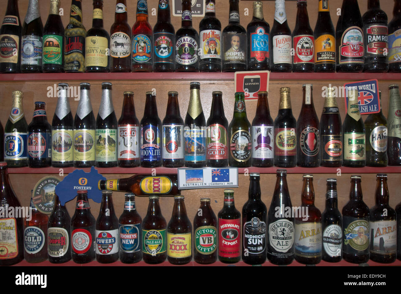 Ripiano di bottiglie di birra - una piccola parte dell'impressionante  collezione all'interno Isarhatsche, nord tedesco 'heath castello Foto stock  - Alamy
