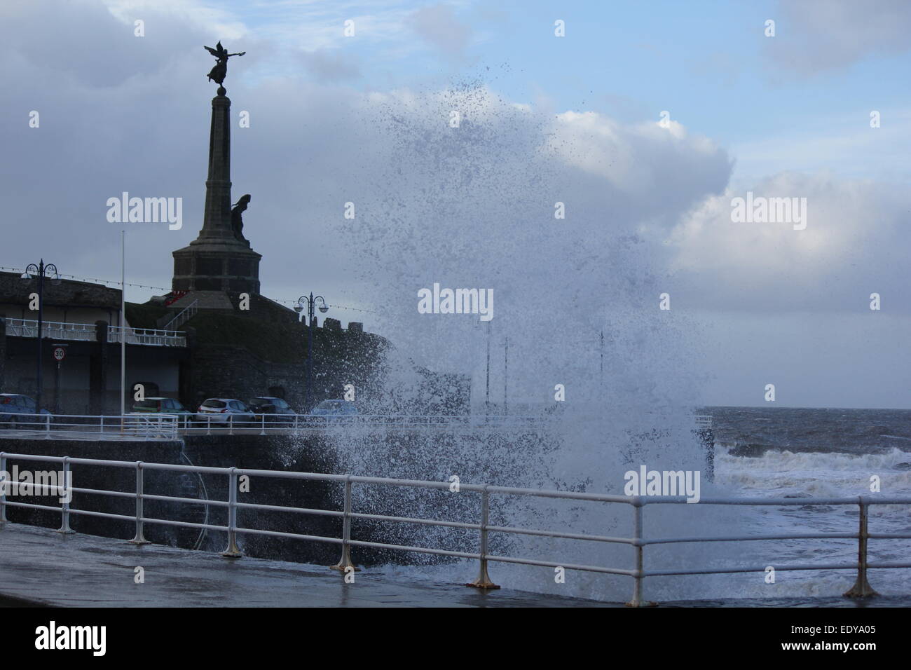 Aberystwyth West Wales UK.. Gale force winds & arrabbiato mari pastella il litorale. Foto Stock