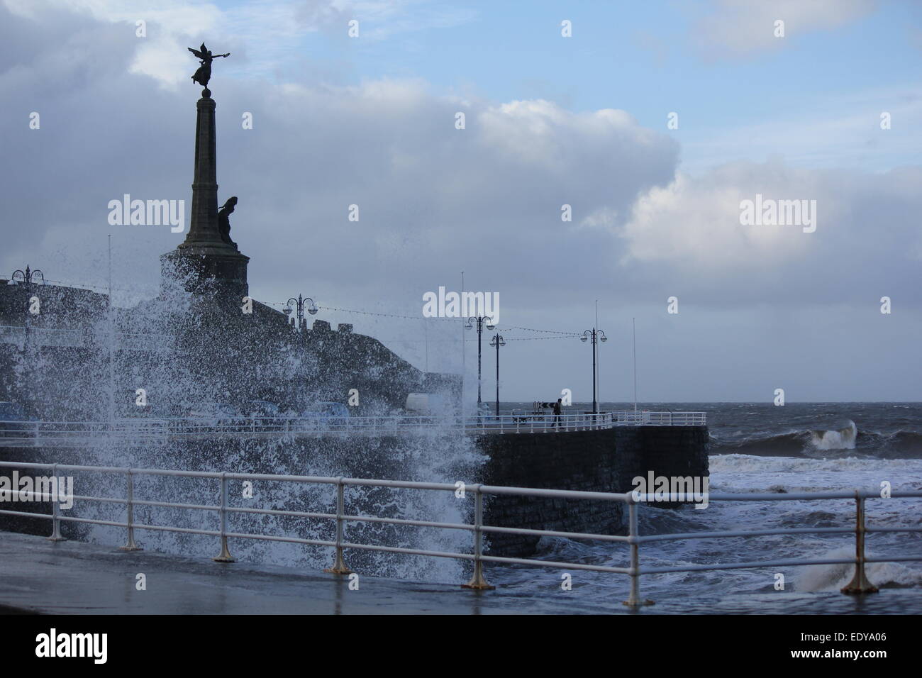 Aberystwyth West Wales UK.. Gale force winds & arrabbiato mari pastella la costa gallese. Foto Stock