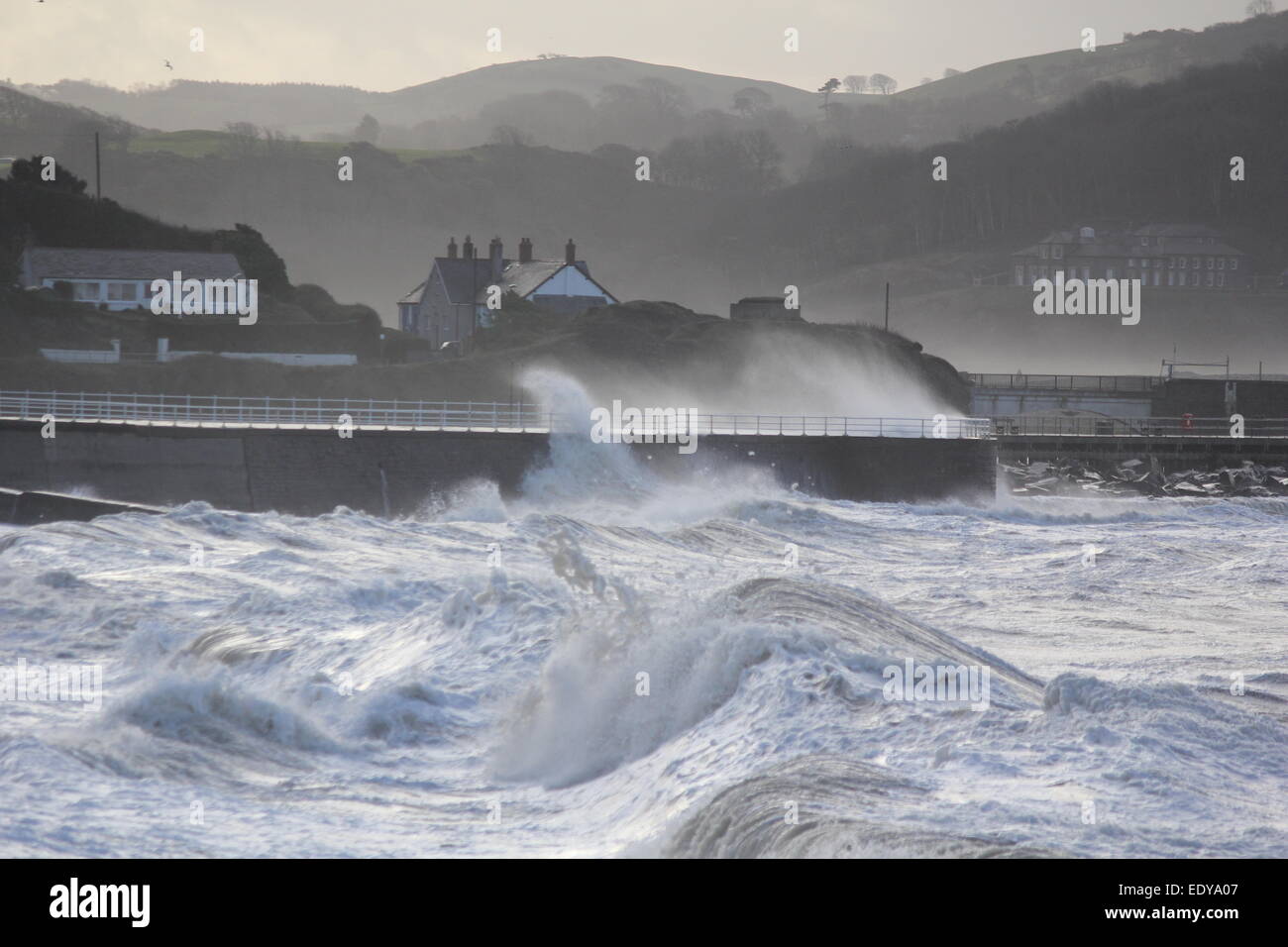 Aberystwyth West Wales UK.. Gale force winds & arrabbiato mari pastella la costa gallese. Foto Stock