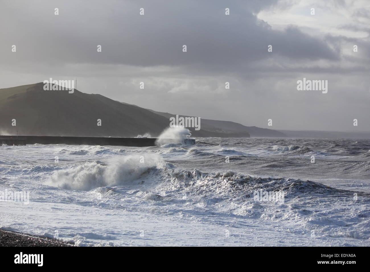 Aberystwyth West Wales UK.. Gale force winds & arrabbiato mari pastella la costa gallese. Foto Stock