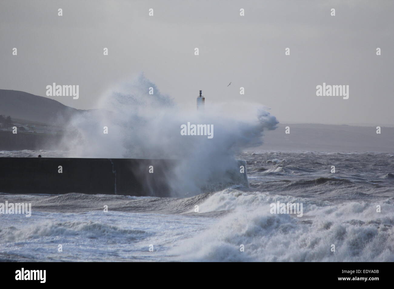 Aberystwyth West Wales UK.. Gale force winds & arrabbiato mari pastella il litorale. Foto Stock
